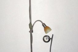stojací lampa a stropní svítidlo