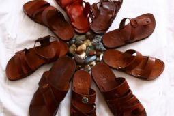 Ručně šité kožené sandály z velbloudí kůže